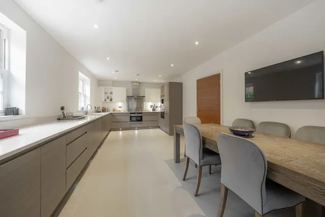 Queens Road, Weybridge, KT13, photo 3