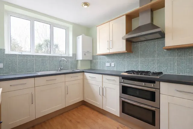 Photo 2 — Faringdon Avenue,, Romford, Harold Hill, RM3 8JT