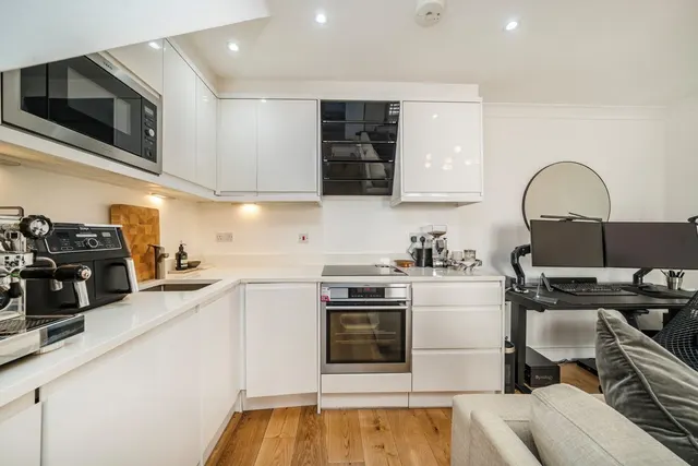 Reynolds Road, W4, photo 3