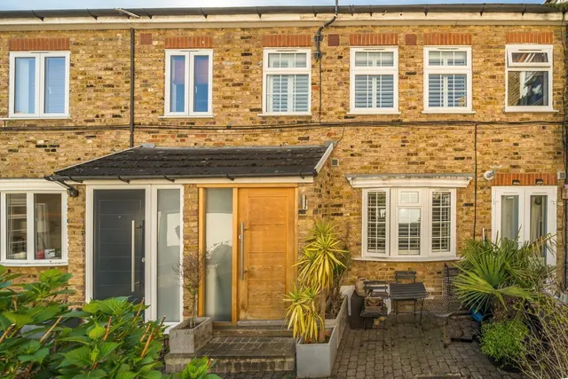 Reynolds Road, W4, photo 1
