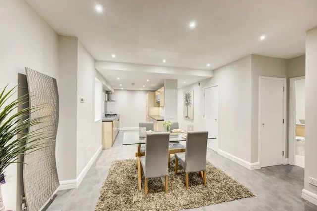 39a Earls Court Square, London, photo 1
