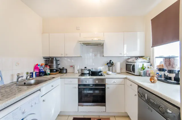 Photo 2 — 5 Campbell Gordon Way, London