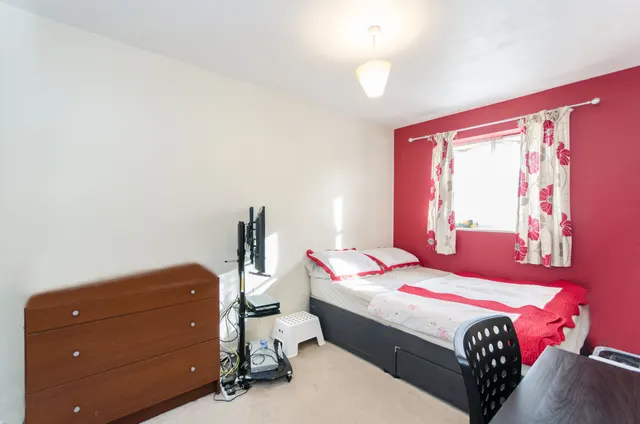 Photo 3 — 5 Campbell Gordon Way, London