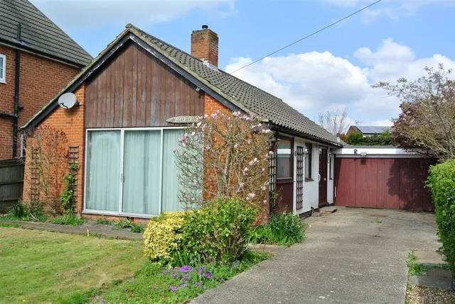 Green Road, Thorpe, Surrey, TW20 8QS, photo 1
