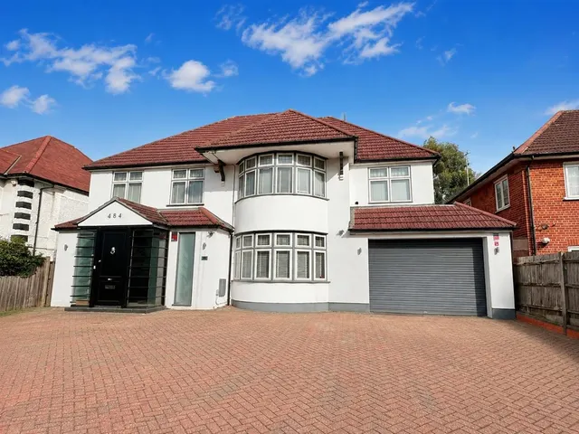 Uxbridge Road, Pinner HA5 4SL, photo 1