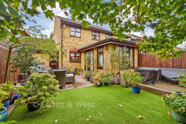 Corfe Close, Southwater, RH13, photo 2