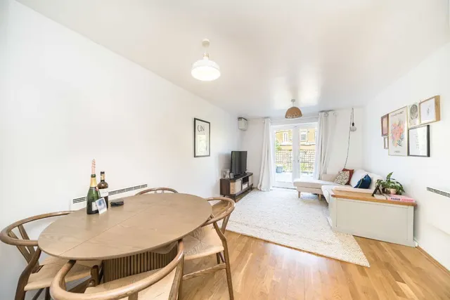 Garratt Lane, SW18, photo 1