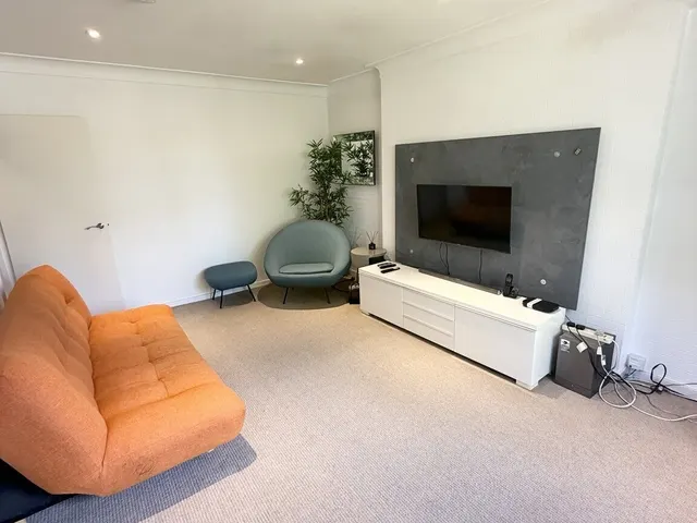 Sugden Road, Thames Ditton, KT7, photo 3