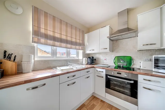 Churchfield Road, Walton-On-Thames, KT12, photo 2