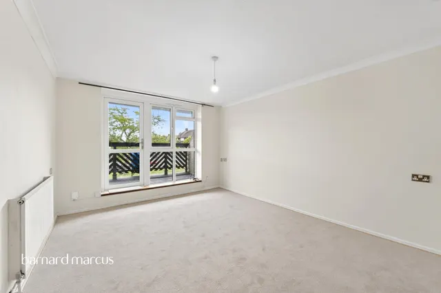 Coniston Close, London, SW20, photo 2