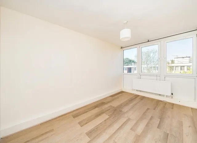 Photo 3 — Fontley Way, Roehampton, SW15