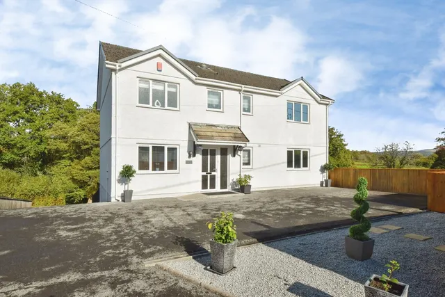 Tycroes Road, Tycroes, SA18, photo 1