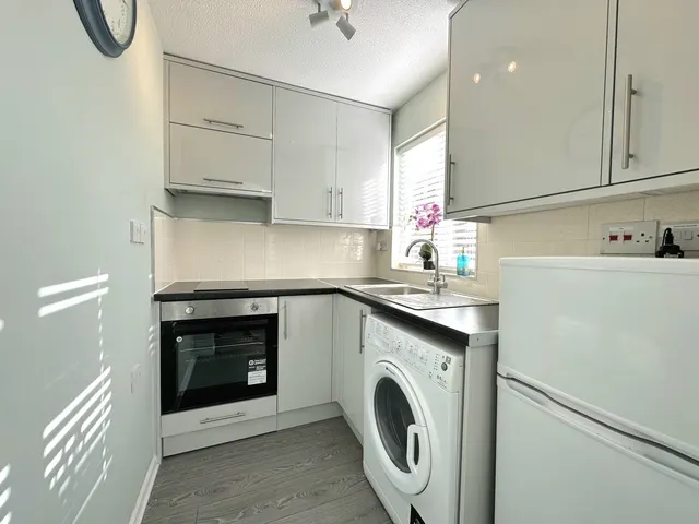 Oriental Road, Woking, GU22, photo 2