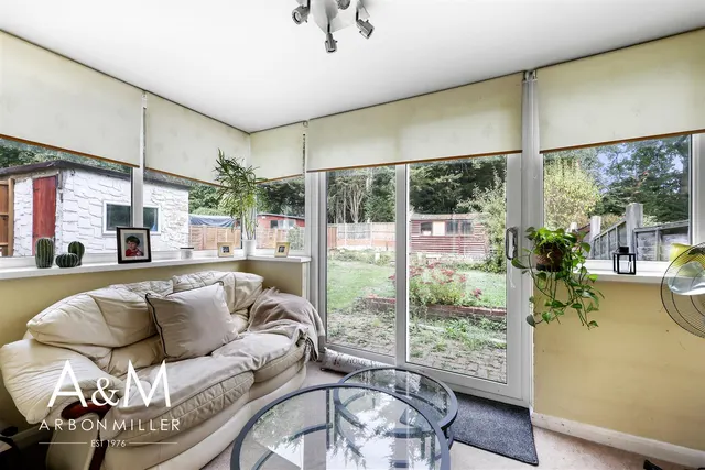 Tudor Crescent, Hainault, IG6, photo 3