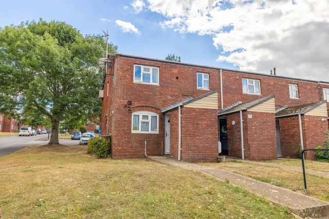 Foster Avenue, Windsor, Berkshire, SL4 4NH, photo 1