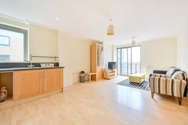 168 Trentham Court, Victoria Road, London, photo 1