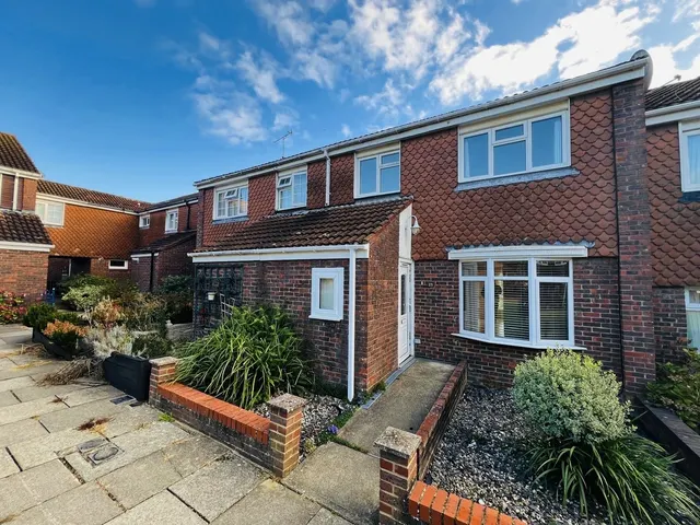 Ifield, RH11, photo 1