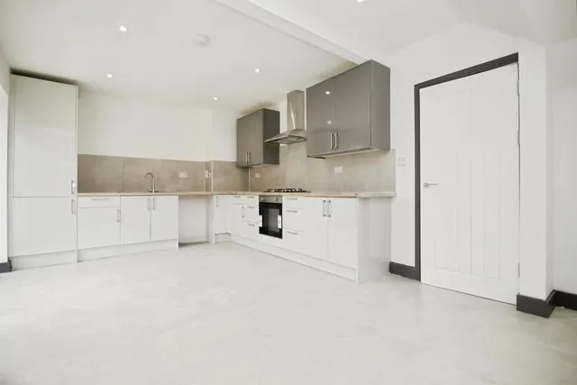 Larchwood Drive, Englefield Green, TW20, photo 3