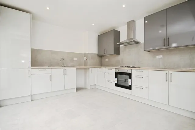 Larchwood Drive, Englefield Green, TW20, photo 2