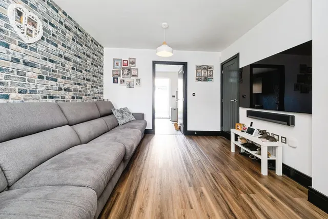 Photo 3 — Five Oaks Lane, Chigwell, IG7