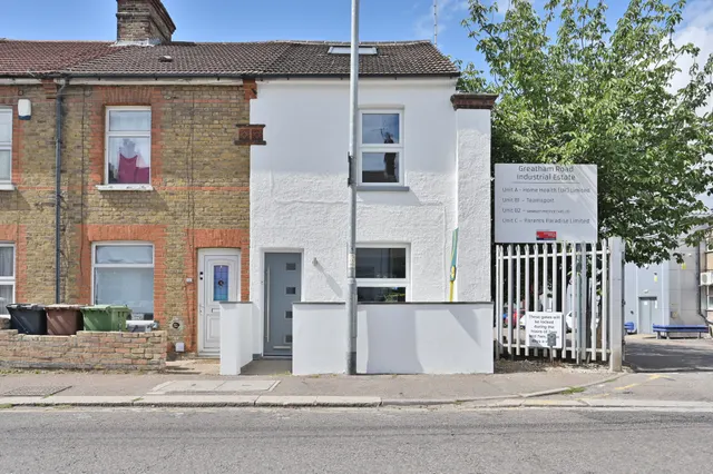 70 Greatham Road, Bushey, photo 1