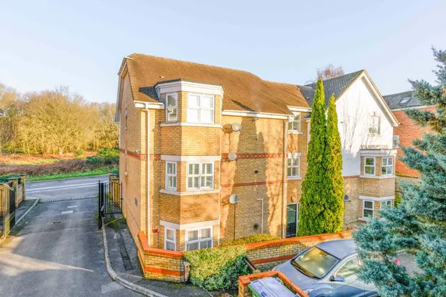 Lyster Mews, Cobham KT11 1LA, photo 1