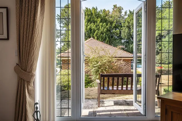 Epsom Road, Leatherhead, KT22, photo 2