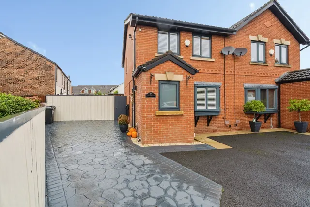 Albany Fold, Westhoughton, BL5, photo 2