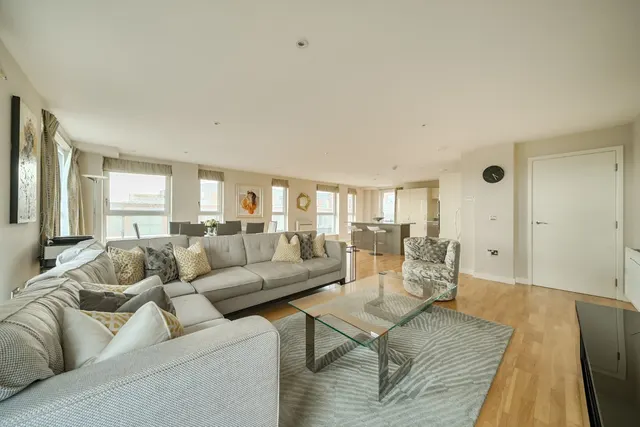 High Street, Brentford, TW8, photo 2