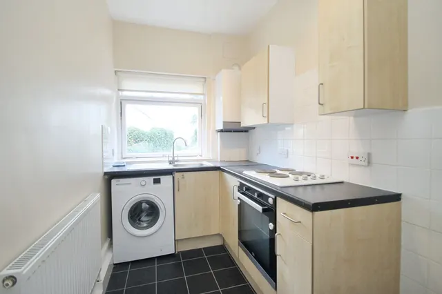 Photo 3 — Glengall Road, Woodford Green, IG8