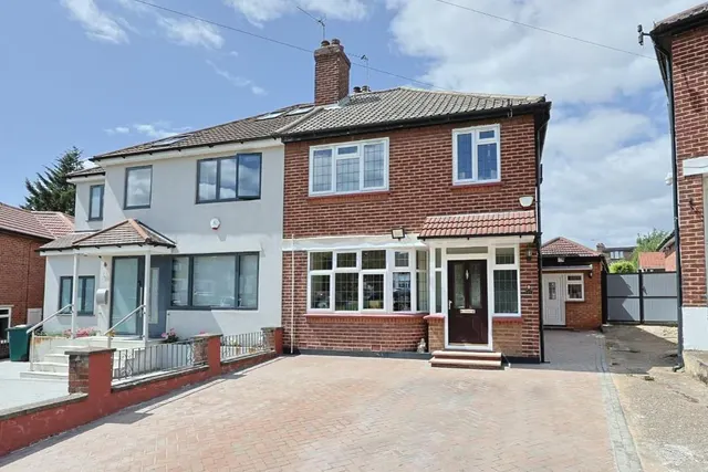 Langley Crescent, Edgware, photo 1