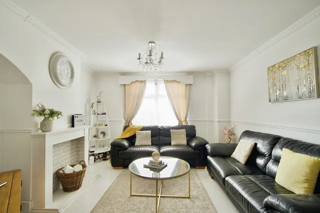 Photo 3 — Oxlow Lane, Dagenham, ESSEX, RM9