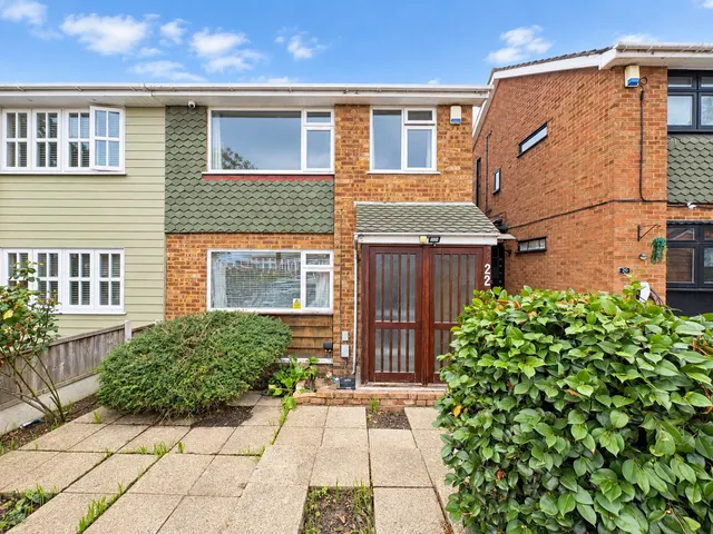 3 bedroom house — Oates Road, Romford, Collier Row, RM5 2HT