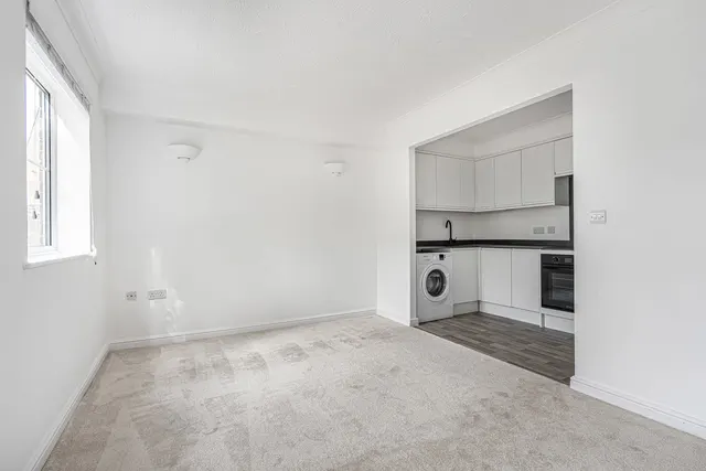 Kempton Avenue, Sunbury-on-Thames, TW16, photo 2