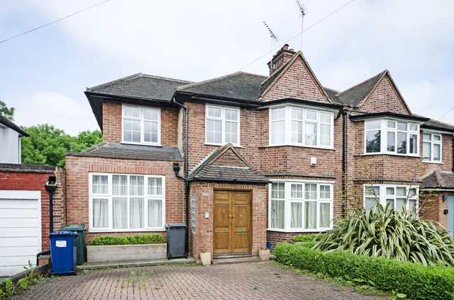 London, NW4, photo 1