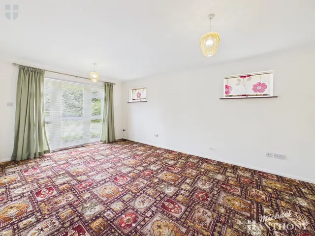 Photo 2 — Eleanor Gardens, Aylesbury, HP21 7LT
