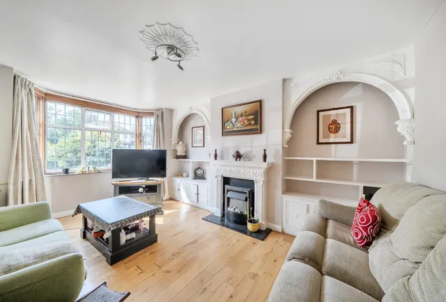 Photo 2 — Brockenhurst Avenue, Worcester Park, KT4 7RG