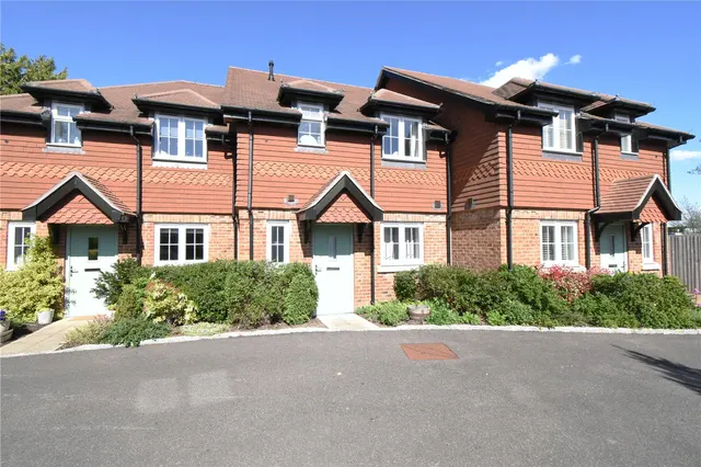 Elms Road, Hook, Hampshire, RG27 9YL, photo 1