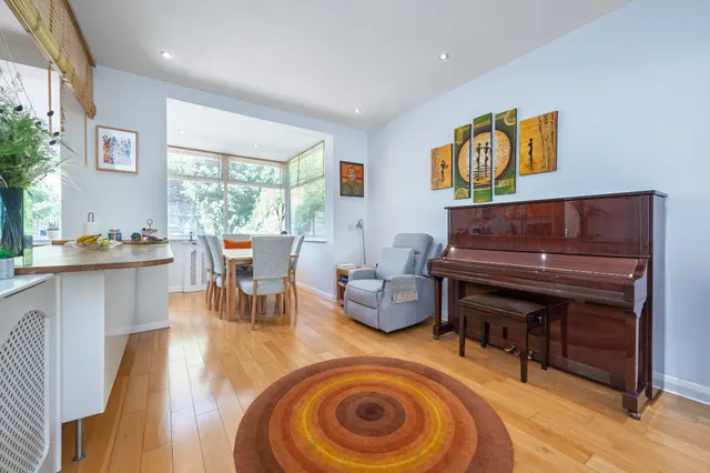 Photo 2 — 139 Sunny Gardens Road, London
