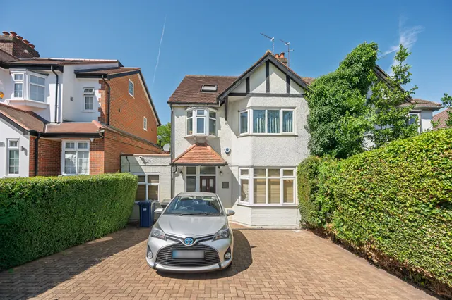 139 Sunny Gardens Road, London, photo 1