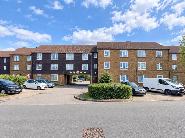 Landau Way, Turnford, photo 1