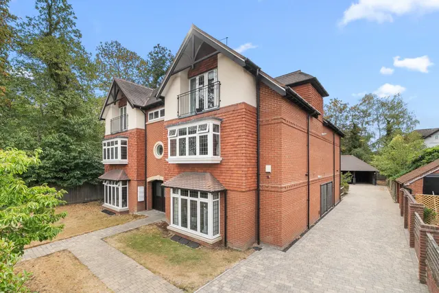 Parvis Road, West Byfleet, KT14, photo 1
