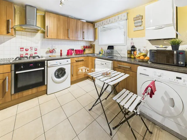 Photo 3 — Belle Vue Estate, London