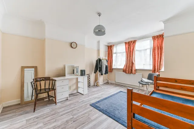 Photo 2 — 37 Hamilton Road, Thornton Heath