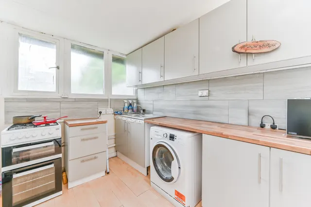 Photo 3 — 37 Hamilton Road, Thornton Heath
