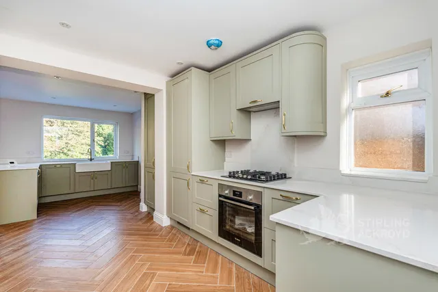Woodlands Avenue, West Byfleet, KT14, photo 2