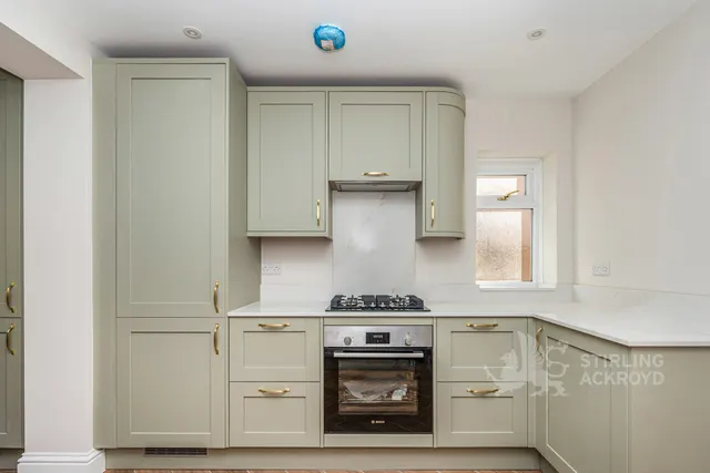 Woodlands Avenue, West Byfleet, KT14, photo 3