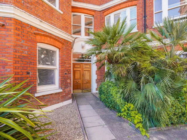 Lurline Gardens, London, SW11, photo 1