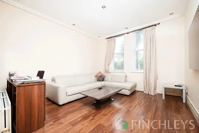 Finchley Road, London, NW3, photo 2