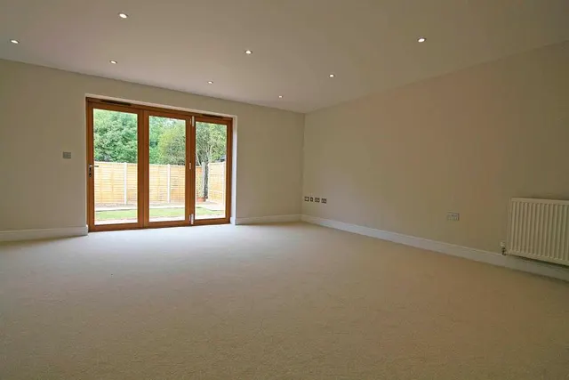 Woodham Lane, New Haw, KT15, photo 2